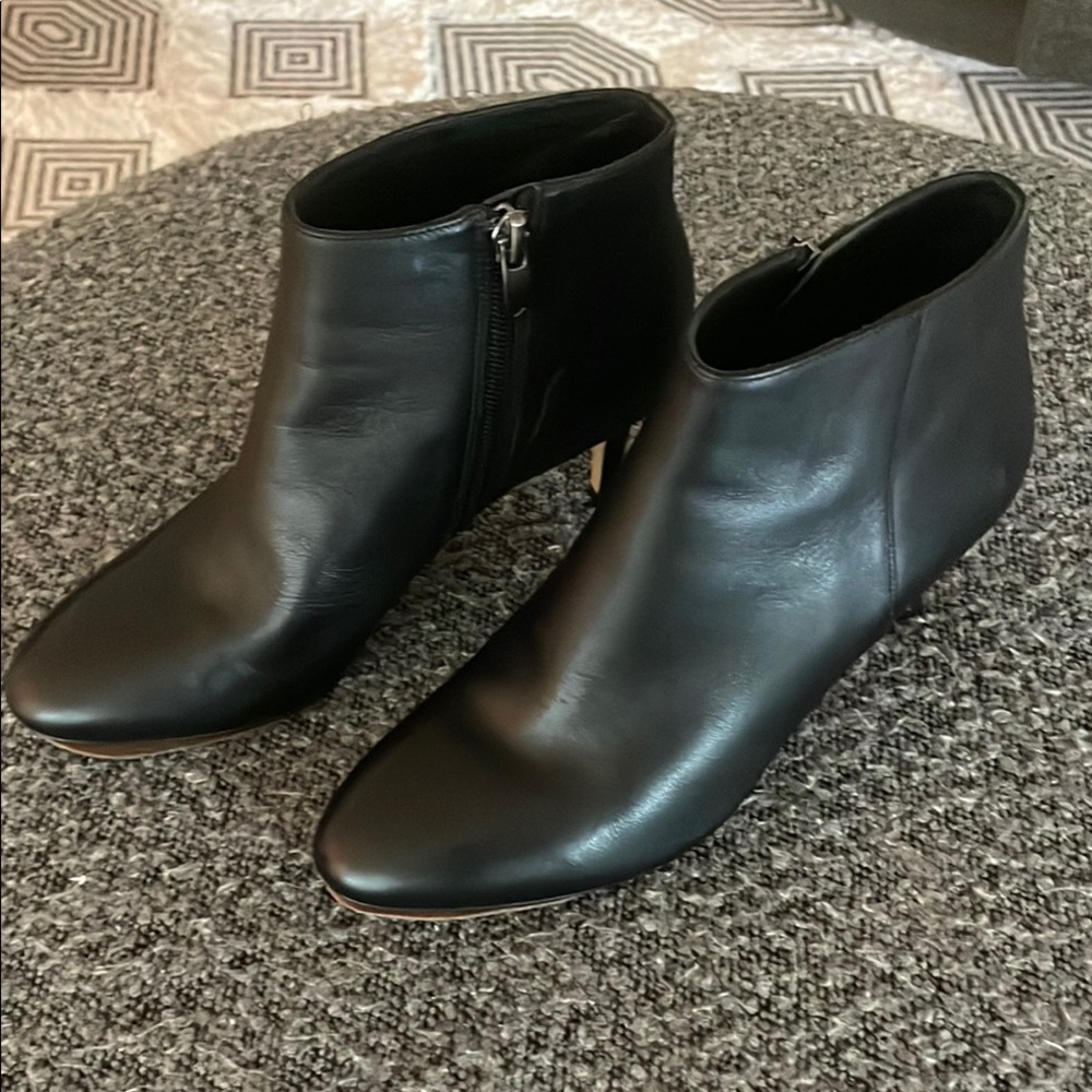NWOT 5.5M Via Spiga Black Leather Ankle Booties